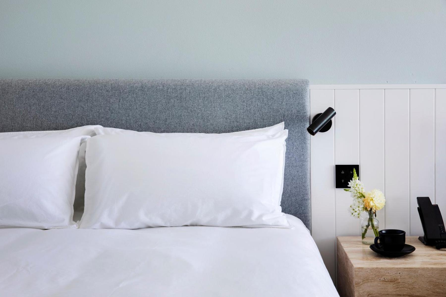 Manly Pacific Sydney Mgallery Collection Kültér fotó A bed with two pillows